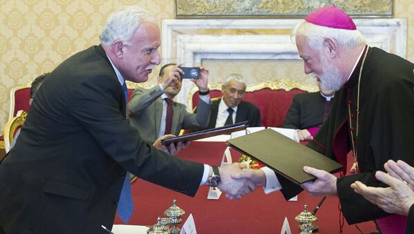 Riyad Al Maliki, ministro de Asuntos Exteriores de Palestina, y Obispo Paul Richard Gallagher en el Vaticano, el 26 de junio, 2015 - Sputnik Mundo