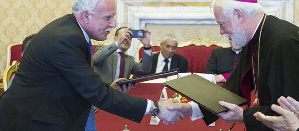 Riyad Al Maliki, ministro de Asuntos Exteriores de Palestina, y Obispo Paul Richard Gallagher en el Vaticano, el 26 de junio, 2015 - Sputnik Mundo