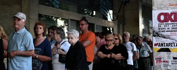 Jubilados hacen cola en el banco en Atenas - Sputnik Mundo