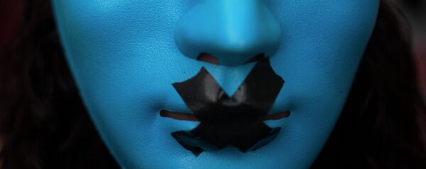 A protestor wears a mask with a gag as she marches against the Public Security Law in Madrid, Spain, Tuesday, June 30, 2015. A protestor wears a mask with a gag as she marches against the Public Security Law in Madrid, Spain, Tuesday, June 30, 2015. - Sputnik Mundo