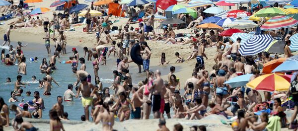 People cool off during the first heat wave of the summer at the Mediterranean Sea on El Masnou's beach, near Barcelona, Spain, June 28, 2015 - Sputnik Mundo
