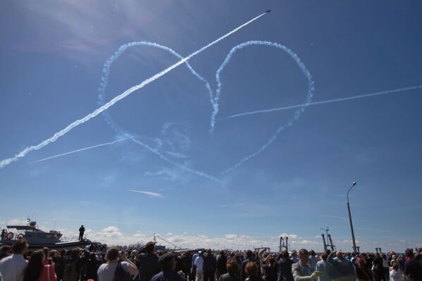 Espectáculo acuático y aéreo en San Petersburgo - Sputnik Mundo