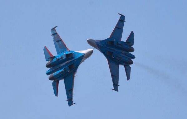 Espectáculo acuático y aéreo en San Petersburgo - Sputnik Mundo