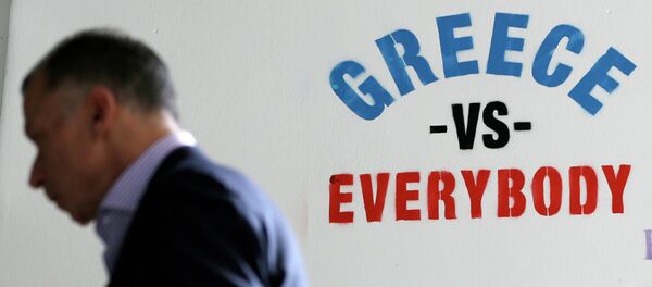 Un grafiti en uno de los edificios en Atenas - Sputnik Mundo