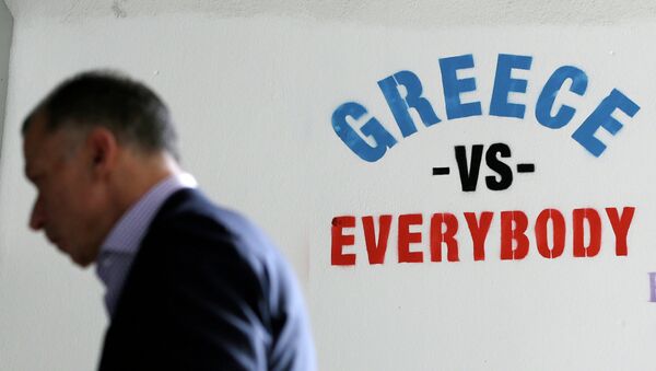 Un grafiti en uno de los edificios en Atenas - Sputnik Mundo