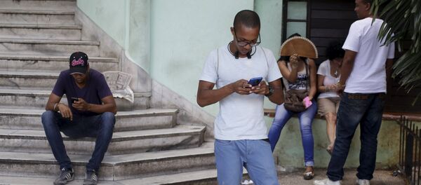 Los cubanos usan el Internet de Wi-Fi público en La Habana - Sputnik Mundo