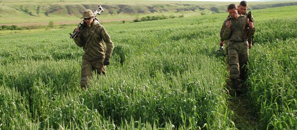 Батальонная разведка ополчения ДНР в районе поселка Широкино - Sputnik Mundo