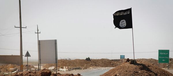 Bandera de Estado Islámico vista en la línea de separación entre EI y fuerzas kurdas - Sputnik Mundo