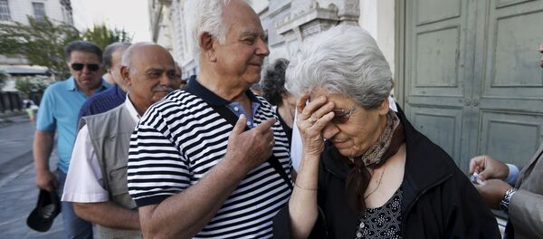 Pensionistas griegos hacen cola en un banco en Atenas - Sputnik Mundo