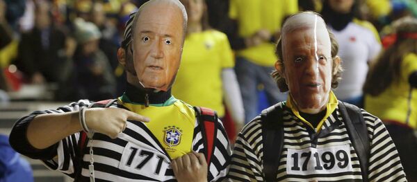 Hinchas brasileños visten máscaras del ex presidente de CBF, José Maria Marin (a la derecha), y presidente de FIFA, Sepp Blatter (a la izquierda) - Sputnik Mundo