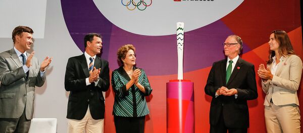 Rousseff presenta la antorcha olímpica de Río 2016 - Sputnik Mundo