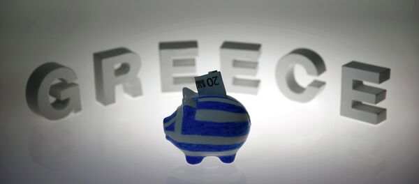 Hucha en los colores de la bandera griega Hucha en los colores de la bandera griega - Sputnik Mundo