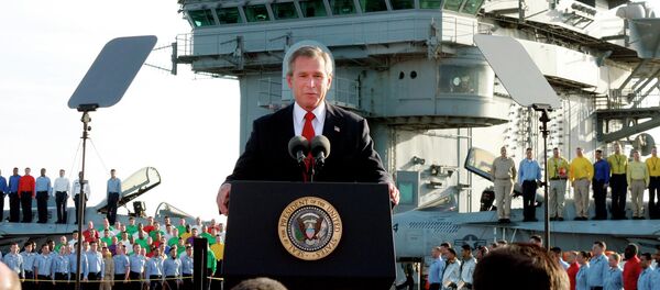 George W. Bush, desde el portaaviones Abraham Lincoln en el Pacífico, anuncia el final de las operaciones militares contra Irak - Sputnik Mundo