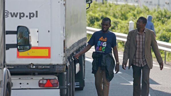 Intentos masivos de paso de inmigrantes bloquea el Eurotúnel - Sputnik Mundo