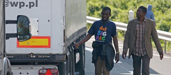 Intentos masivos de paso de inmigrantes bloquea el Eurotúnel - Sputnik Mundo