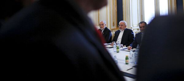 Ministro de Asuntos Exteriores de Irán, Mohammad Javad Zarif (centro), durante un encuentro con el ministro de Asuntos Exteriores de EEUU, John Kerry - Sputnik Mundo