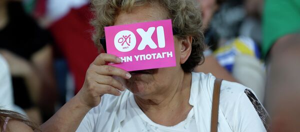 Una mujer sostiene un volante con la palabra griega NO - Sputnik Mundo