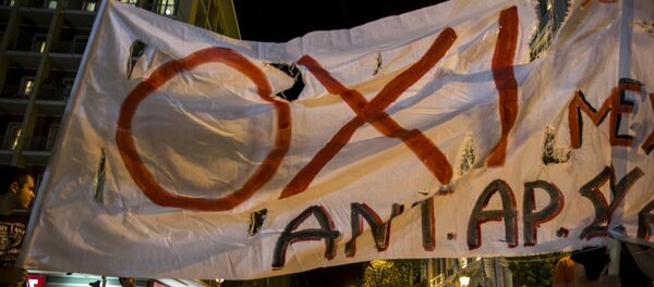 Partidarios de 'NO' celebran resultados del referéndum en una calle en el centro de Atenas - Sputnik Mundo