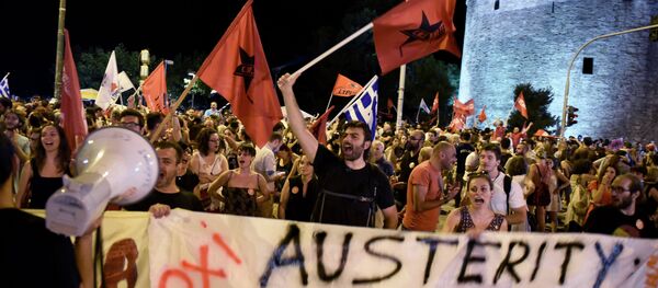Partidarios de 'NO' celebran los resultados del referéndum griego - Sputnik Mundo