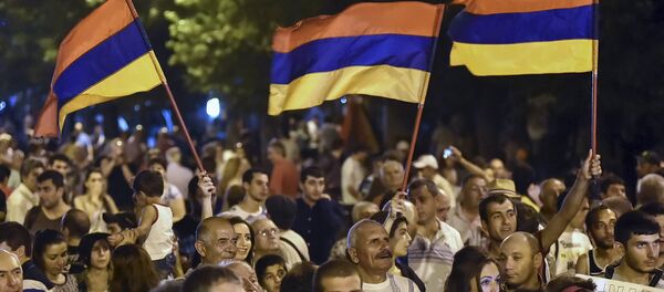 Manifestantes con banderas nacionales durante una protesta en Ereván, Armenia, el 1 de julio, 2015 - Sputnik Mundo