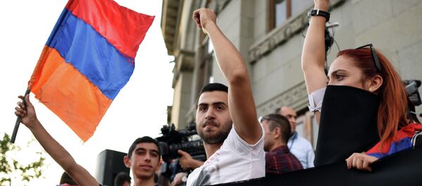 El manifestante agitando la bandera de Armenia (archivo) - Sputnik Mundo