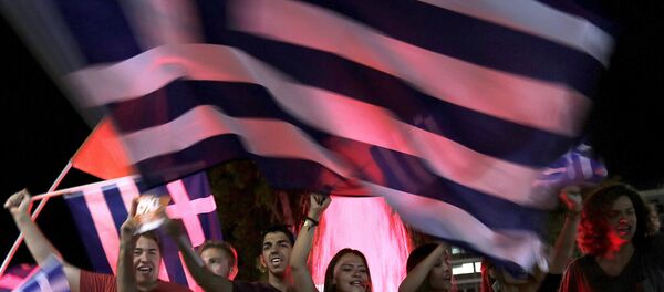 Gente con las banderas griegas cerca del Parlamento de Grecia - Sputnik Mundo