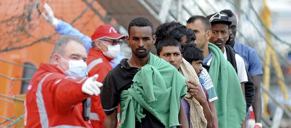 Migrantes llegan al puerto de Palermo, Italia, el 24 de junio, 2015 - Sputnik Mundo