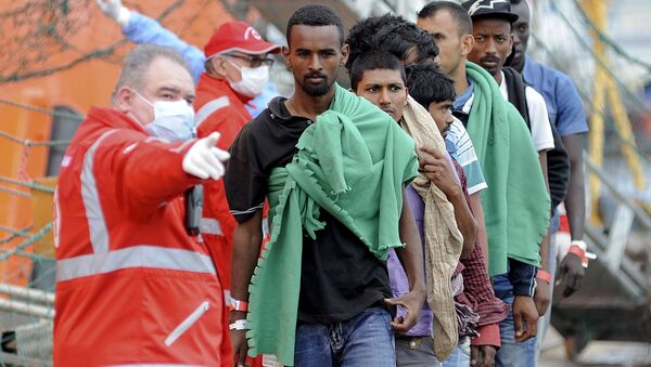 Migrantes llegan al puerto de Palermo, Italia, el 24 de junio, 2015 - Sputnik Mundo