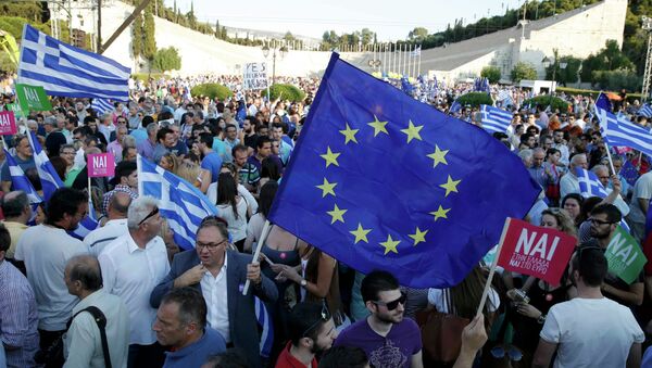 Pro-Euro mitin en Atenas, Grecia, el 3 de julio, 2015 Pro-Euro mitin en Atenas, Grecia, el 3 de julio, 2015 - Sputnik Mundo