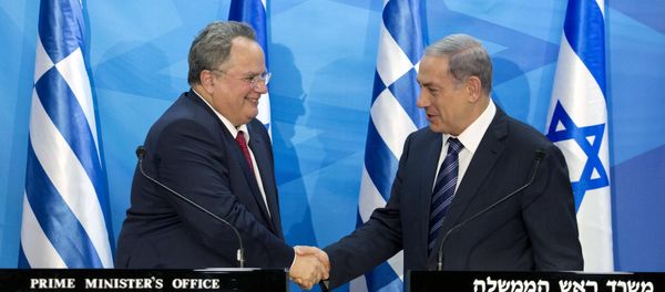 Ministro de Asuntos Exteriores de Grecia, Nikos Kotzias (izda.) y primer ministro de Israel, Benjamín Netanyahu Ministro de Asuntos Exteriores de Grecia, Nikos Kotzias (izda.) y primer ministro de Israel, Benjamín Netanyahu - Sputnik Mundo