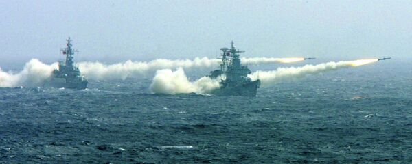 Dos buques de guerra chinos durante ejercicios competitivos Dos buques de guerra chinos durante ejercicios competitivos - Sputnik Mundo