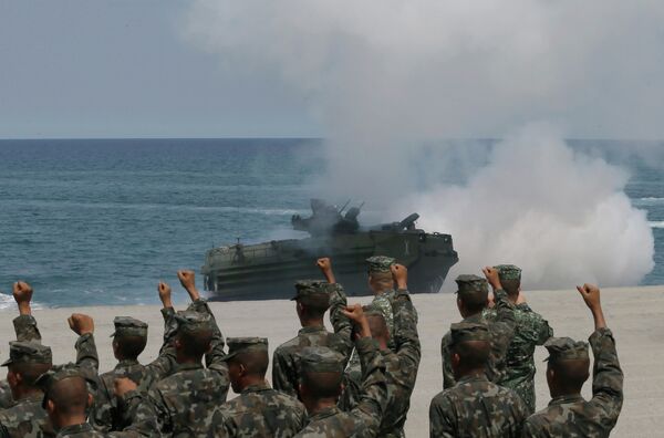 Philippine Marines cheer as a U.S. Navy AAV (Amphibious Assault Vehicle) storms the beach during a combined assault exercise facing one of the contested islands in the South China Sea. Philippine Marines cheer as a U.S. Navy AAV (Amphibious Assault Vehicle) storms the beach during a combined assault exercise facing one of the contested islands in the South China Sea. - Sputnik Mundo