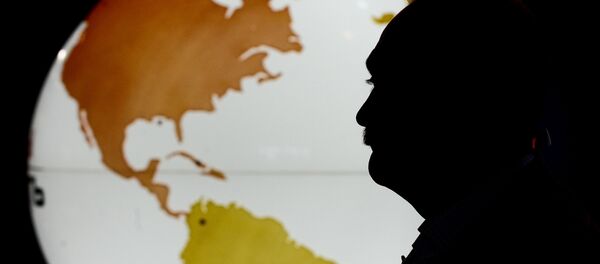 Профиль человека на фоне карты мира - Sputnik Mundo