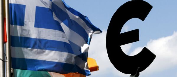 Bandera de Grecia y símbolo de euro frente al Parlamento Europeo - Sputnik Mundo