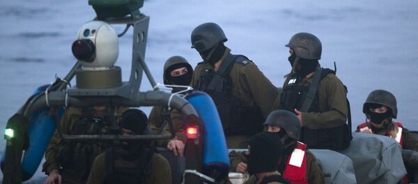 Militares israelíes durante el ataque a la Flotilla de Gaza - Sputnik Mundo