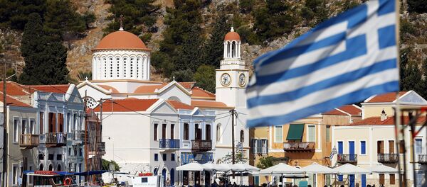 Bandera de Grecia en la isla de Kastelorizo, Grecia, el 4 de julio, 2015 - Sputnik Mundo
