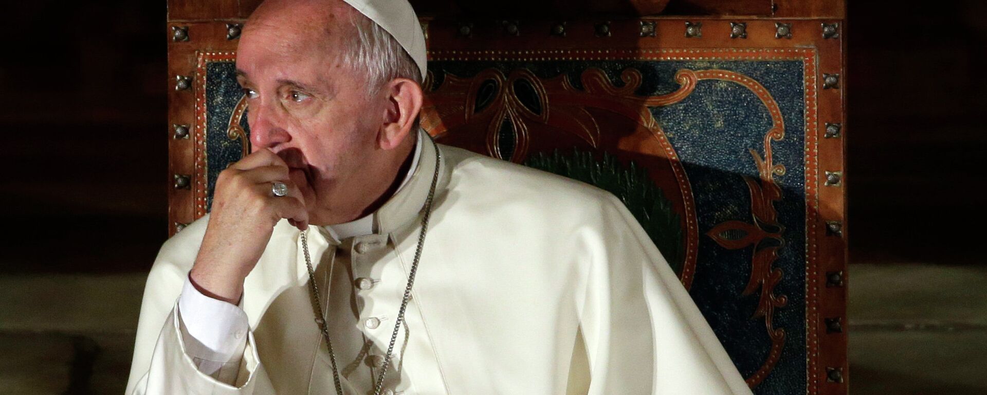 Pope Francis listens to a speech during his visit to the San Francisco Church in Quito, Ecuador, Tuesday, July 7, 2015. - Sputnik Mundo, 1920, 25.08.2022