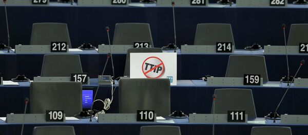 Europa se enfrenta con el TTIP al colonialismo económico, dice político italiano - Sputnik Mundo
