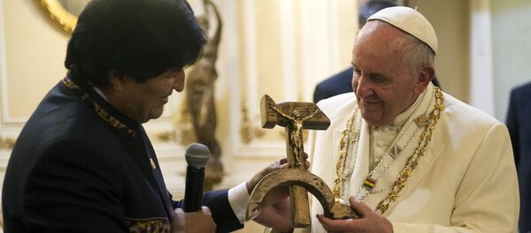 Evo Morales, presidente de Bolivia, regala un crucifijo con la hoz y el martillo al papa Francisco en La Paz, Bolivia, el 8 de julio, 2015 - Sputnik Mundo