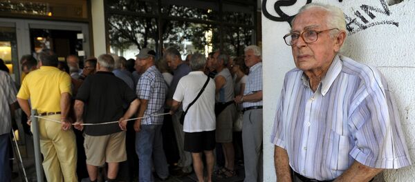 Anciano cerca del Banco Nacional de Grecia donde la gente hace cola para recibir sus pensiones - Sputnik Mundo