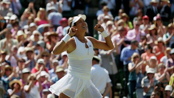 Garbiñe Muguruza despues de ganar en el final de Wimbledon, el 9 de julio, 2015 - Sputnik Mundo