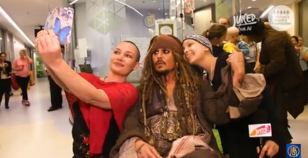 Johnny Depp se disfraza de por una buena causa - Sputnik Mundo