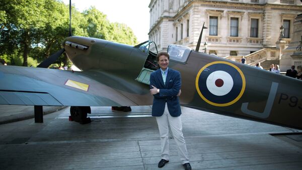 Filántropo Thomas Kaplan al lado del avión Supermarine Spitfire - Sputnik Mundo