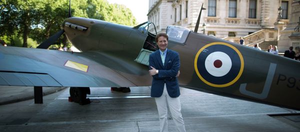 Filántropo Thomas Kaplan al lado del avión Supermarine Spitfire Filántropo Thomas Kaplan al lado del avión Supermarine Spitfire - Sputnik Mundo
