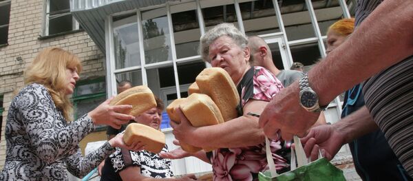 Gente recibe ayuda humanitaria de Rusia en Donetsk - Sputnik Mundo