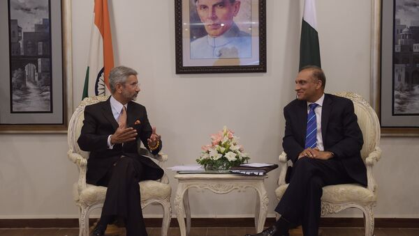 Subrahmanyam Jaishankar, secretario de Asuntos Exteriores de la India, y Auzaz Ahmad Chaudhry, secretario de Asuntos Exteriores de Pakistán (Archivo) - Sputnik Mundo