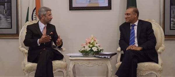 Subrahmanyam Jaishankar, secretario de Asuntos Exteriores de la India, y Auzaz Ahmad Chaudhry, secretario de Asuntos Exteriores de Pakistán (Archivo) - Sputnik Mundo