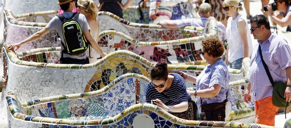 Turistas en el parque Güell en Barcelona (imagen referencial) Turistas en el parque Güell en Barcelona (imagen referencial) - Sputnik Mundo
