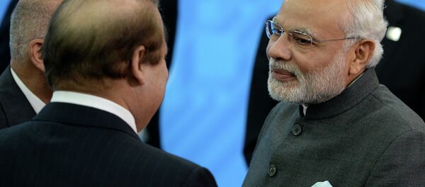 Primer ministro de Pakistán, Muhammad Nawaz Sharif, y su homólogo indio,Narendra Modi, en Ufá - Sputnik Mundo