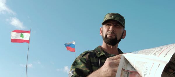 Soldado ruso al lado de banderas de Rusia y del Líbano Soldado ruso al lado de banderas de Rusia y del Líbano - Sputnik Mundo